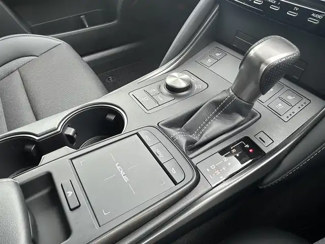 レクサス ＩＳ 350 Fスポーツ 愛知県 2022(令4)年 2.5万km ソニッククロム /禁煙車//メーカーナビ/フルセグTV//Bluetooth/CD・DVD//USB・AUX//ビルトインETC2.0//バックカメラ//レクサスセーフティシステム＋//プリクラッシュセーフティ//レーントレーシングアシスト//ブラインドスポットモニター//アダプティブハイビームシステム//リアクロストラフィックアラート//パーキングサポートブレーキ//レーダークルーズコントロール//クリアランスソナー//黒革シート//前席パワーシート//前席シートヒーター//前席シートベンチレーション//汎用19インチアルミ/　(モードブラック用)//ステアリングヒーター//パドルシフト//トランクスポイラー//オレンジキャリパー//純正フロアマット//3眼LEDオートライト//電動格納ミラーウインカー//スマートキー×2//カードキー×1//取扱説明書/新車保証書