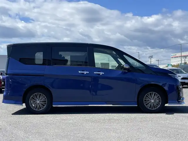 日産 セレナ オーテック 道央・札幌 2023(令5)年 1.2万km 青 ４WD/ワンオーナー/純正メーカーナビ/AM/FM/BT/フルセグ/純正フリップダウンモニター/エマージェンシーブレーキ/横滑り防止装置/レーダークルーズコントロール/レーンキープアシスト/ハンドル支援/クリアランスソナー/アラウンドビューモニター/ビルトインETC/アイドリングストップ/デジタルインナーミラー/両側パワースライドドア/前席/2列目シートヒーター/レザーシート/革巻きステアリング/ステアリングリモコン/パドルシフト/ハンドルヒーター/置くだけ充電/電動パーキング/オートブレーキホールド/プッシュスタート/スマートキー/LEDヘッドライト/オートライト/オートハイビーム/フォグランプ/電動格納ミラー/ウィンカーミラー/純正フロアマット/スペアキー