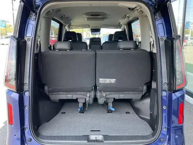 日産 セレナ オーテック 道央・札幌 2023(令5)年 1.2万km 青 ４WD/ワンオーナー/純正メーカーナビ/AM/FM/BT/フルセグ/純正フリップダウンモニター/エマージェンシーブレーキ/横滑り防止装置/レーダークルーズコントロール/レーンキープアシスト/ハンドル支援/クリアランスソナー/アラウンドビューモニター/ビルトインETC/アイドリングストップ/デジタルインナーミラー/両側パワースライドドア/前席/2列目シートヒーター/レザーシート/革巻きステアリング/ステアリングリモコン/パドルシフト/ハンドルヒーター/置くだけ充電/電動パーキング/オートブレーキホールド/プッシュスタート/スマートキー/LEDヘッドライト/オートライト/オートハイビーム/フォグランプ/電動格納ミラー/ウィンカーミラー/純正フロアマット/スペアキー