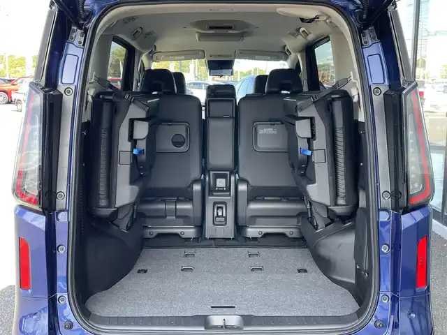 日産 セレナ オーテック 道央・札幌 2023(令5)年 1.2万km 青 ４WD/ワンオーナー/純正メーカーナビ/AM/FM/BT/フルセグ/純正フリップダウンモニター/エマージェンシーブレーキ/横滑り防止装置/レーダークルーズコントロール/レーンキープアシスト/ハンドル支援/クリアランスソナー/アラウンドビューモニター/ビルトインETC/アイドリングストップ/デジタルインナーミラー/両側パワースライドドア/前席/2列目シートヒーター/レザーシート/革巻きステアリング/ステアリングリモコン/パドルシフト/ハンドルヒーター/置くだけ充電/電動パーキング/オートブレーキホールド/プッシュスタート/スマートキー/LEDヘッドライト/オートライト/オートハイビーム/フォグランプ/電動格納ミラー/ウィンカーミラー/純正フロアマット/スペアキー