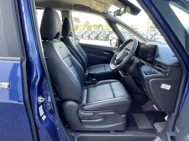 日産 セレナ オーテック 道央・札幌 2023(令5)年 1.2万km 青 ４WD/ワンオーナー/純正メーカーナビ/AM/FM/BT/フルセグ/純正フリップダウンモニター/エマージェンシーブレーキ/横滑り防止装置/レーダークルーズコントロール/レーンキープアシスト/ハンドル支援/クリアランスソナー/アラウンドビューモニター/ビルトインETC/アイドリングストップ/デジタルインナーミラー/両側パワースライドドア/前席/2列目シートヒーター/レザーシート/革巻きステアリング/ステアリングリモコン/パドルシフト/ハンドルヒーター/置くだけ充電/電動パーキング/オートブレーキホールド/プッシュスタート/スマートキー/LEDヘッドライト/オートライト/オートハイビーム/フォグランプ/電動格納ミラー/ウィンカーミラー/純正フロアマット/スペアキー