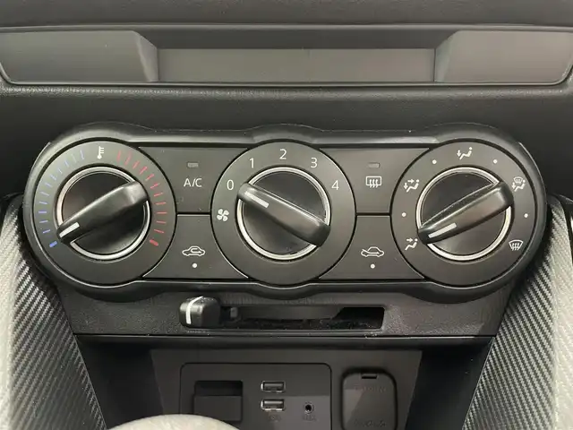 マツダ デミオ 15S 鹿児島県 2019(令1)年 6.2万km アークティックホワイト ワンオーナー　/禁煙車　/純正ナビ　/スマートシティブレーキサポート　/バックカメラ　/後方コーナーセンサー　/横滑り防止　/オートライト　/オートマチックハイビーム　/フロアマット　/ドアバイザー　/ＥＴＣ　/電格ミラー