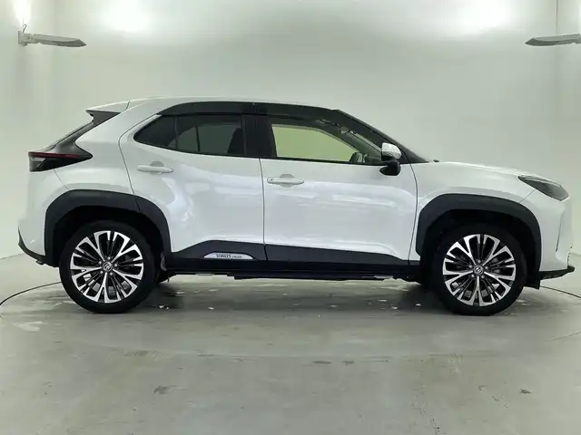 トヨタ ヤリスクロス ハイブリッド Z 福井県 2020(令2)年 2.1万km ホワイトパールクリスタルシャイン 純正ディスプレイオーディオ/（USB接続/Bluetooth/フルセグTV）/全方位カメラ/クルーズコントロール/衝突軽減ブレーキ/ビルトインETC2.0/パワーシート/シートヒーター/LEDオートライト/コーナーセンサー/パワーステアリング/エアバック（W＋サイド）/スペアキー/純正フロアマット/純正アルミホイール/プッシュスタート/スマートキー