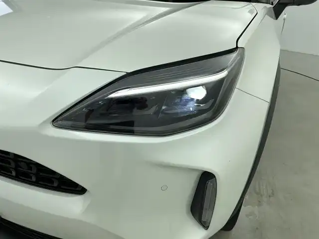 トヨタ ヤリスクロス ハイブリッド Z 福井県 2020(令2)年 2.1万km ホワイトパールクリスタルシャイン 純正ディスプレイオーディオ/（USB接続/Bluetooth/フルセグTV）/全方位カメラ/クルーズコントロール/衝突軽減ブレーキ/ビルトインETC2.0/パワーシート/シートヒーター/LEDオートライト/コーナーセンサー/パワーステアリング/エアバック（W＋サイド）/スペアキー/純正フロアマット/純正アルミホイール/プッシュスタート/スマートキー