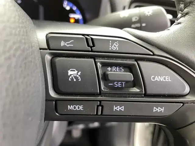 トヨタ ヤリスクロス ハイブリッド Z 福井県 2020(令2)年 2.1万km ホワイトパールクリスタルシャイン 純正ディスプレイオーディオ/（USB接続/Bluetooth/フルセグTV）/全方位カメラ/クルーズコントロール/衝突軽減ブレーキ/ビルトインETC2.0/パワーシート/シートヒーター/LEDオートライト/コーナーセンサー/パワーステアリング/エアバック（W＋サイド）/スペアキー/純正フロアマット/純正アルミホイール/プッシュスタート/スマートキー