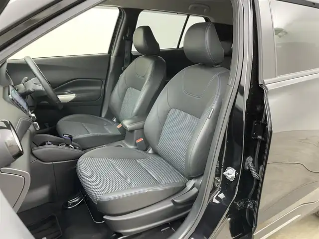 日産 キックス X 岡山県 2021(令3)年 4.6万km ピュアブラック インテリジェントアラウンドビューモニター/インテリジェントルームミラー/純正9インチナビ(MM370D-L)/(Bluetooth/CD/DVD/USB/フルセグTV)/ハーフレザー/インテリジェントモビリティ/エマージェンシーブレーキ/プロパイロット/純正ドアバイザー/オートブレーキホールド/オートハイビーム/カーテンエアバック/レーンアシスト/コーナーセンサー(前後)/純正LEDヘッドライト/純正ドライブレコーダー(前)/純正フロアマット/純正17インチアルミ/ビルトインETC