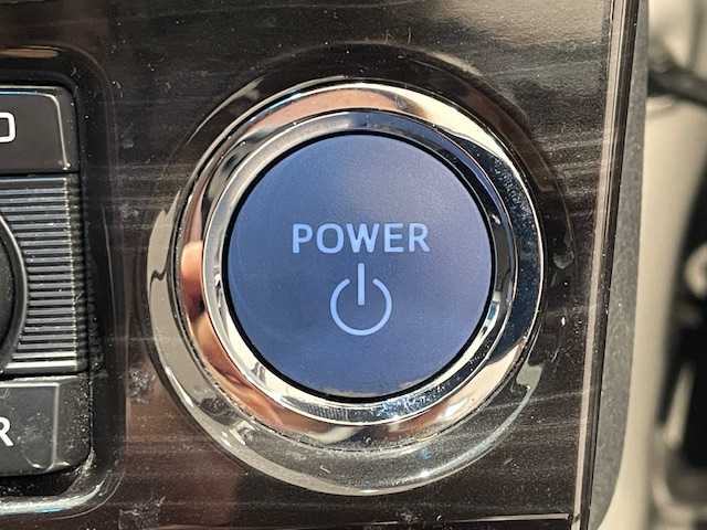 トヨタ クラウン ハイブリッド アスリートS Four 宮城県 2015(平27)年 8.1万km プレシャスシルバー 4WD/ワンオーナー/トヨタセーフティーセンス/・プリクラッシュセーフティシステム/・レーダークルーズコントロール/・レーンディパーチャーアラート/・オートマチックハイビーム/・レーンキープアシスト/純正SDナビ/・Bluetooth/CD/DVD/フルセグ/USB/純正ビルドインETC2.0/車外バックカメラ・全方位/純正ドライブレコーダー前方/パーキングアシスト/アイドリングストップ/コーナーセンサー前後/サンルーフ/革巻きステアリング/・ステアリングスイッチ/レザーシート/・シートヒーター（運転席＋助手席）/・シートメモリー（運転席＋助手席）/・パワーシート（運転席＋助手席）/純正フロアマット/純正LEDヘッドライト/オートライト/純正17インチアルミホイール