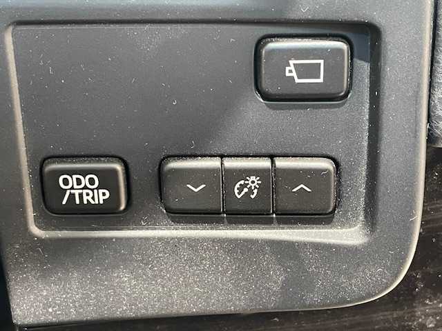 トヨタ クラウン ハイブリッド アスリートS Four 宮城県 2015(平27)年 8.1万km プレシャスシルバー 4WD/ワンオーナー/トヨタセーフティーセンス/・プリクラッシュセーフティシステム/・レーダークルーズコントロール/・レーンディパーチャーアラート/・オートマチックハイビーム/・レーンキープアシスト/純正SDナビ/・Bluetooth/CD/DVD/フルセグ/USB/純正ビルドインETC2.0/車外バックカメラ・全方位/純正ドライブレコーダー前方/パーキングアシスト/アイドリングストップ/コーナーセンサー前後/サンルーフ/革巻きステアリング/・ステアリングスイッチ/レザーシート/・シートヒーター（運転席＋助手席）/・シートメモリー（運転席＋助手席）/・パワーシート（運転席＋助手席）/純正フロアマット/純正LEDヘッドライト/オートライト/純正17インチアルミホイール