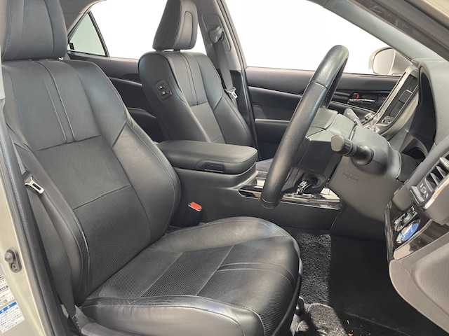 トヨタ クラウン ハイブリッド アスリートS Four 宮城県 2015(平27)年 8.1万km プレシャスシルバー 4WD/ワンオーナー/トヨタセーフティーセンス/・プリクラッシュセーフティシステム/・レーダークルーズコントロール/・レーンディパーチャーアラート/・オートマチックハイビーム/・レーンキープアシスト/純正SDナビ/・Bluetooth/CD/DVD/フルセグ/USB/純正ビルドインETC2.0/車外バックカメラ・全方位/純正ドライブレコーダー前方/パーキングアシスト/アイドリングストップ/コーナーセンサー前後/サンルーフ/革巻きステアリング/・ステアリングスイッチ/レザーシート/・シートヒーター（運転席＋助手席）/・シートメモリー（運転席＋助手席）/・パワーシート（運転席＋助手席）/純正フロアマット/純正LEDヘッドライト/オートライト/純正17インチアルミホイール