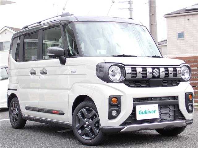 スズキ スペーシア ギア HYBRID XZ 千葉県 2025(令7)年 0.1千km ベージュⅡ 【届出済未使用車】/【ソフトベージュM/ガンM2トーン（FCS）】/純正9インチナビゲーション/・Apple CarPlay/android auto/・Bluetooth/AM/FM/フルセグTV/全方位カメラ/バックカメラ/ヘッドアップディスプレイ/両側パワースライドドア/前席シートヒーター/ステアリングヒーター/スズキセーフティサポート/・デュアルセンサーブレーキサポートII/・誤発進抑制機能/・車線逸脱警報/抑制/・ふらつき警告/・車線維持支援機能/・発進お知らせ機能/・ハイビームアシスト/・標識認識機能/・アダプティブクルーズコントロール/・パーキングセンサー/・低速時ブレーキサポート（前進・後進）/・後方誤発進抑制機能/プッシュスタート/スマートキー2本/アイドリングストップ/純正14インチAW/ウィンカーミラー/電動格納ミラー/取扱説明書/保証書/