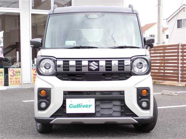 スズキ スペーシア ギア HYBRID XZ 千葉県 2025(令7)年 0.1千km ベージュⅡ 【届出済未使用車】/【ソフトベージュM/ガンM2トーン（FCS）】/純正9インチナビゲーション/・Apple CarPlay/android auto/・Bluetooth/AM/FM/フルセグTV/全方位カメラ/バックカメラ/ヘッドアップディスプレイ/両側パワースライドドア/前席シートヒーター/ステアリングヒーター/スズキセーフティサポート/・デュアルセンサーブレーキサポートII/・誤発進抑制機能/・車線逸脱警報/抑制/・ふらつき警告/・車線維持支援機能/・発進お知らせ機能/・ハイビームアシスト/・標識認識機能/・アダプティブクルーズコントロール/・パーキングセンサー/・低速時ブレーキサポート（前進・後進）/・後方誤発進抑制機能/プッシュスタート/スマートキー2本/アイドリングストップ/純正14インチAW/ウィンカーミラー/電動格納ミラー/取扱説明書/保証書/