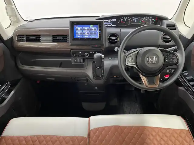ホンダ Ｎ ＢＯＸ G･L ホンダセンシング カッパーブラウンスタイル 長崎県 2019(平31)年 5万km 白Ⅱ 純正7インチナビ　（VXM-194VFi）/・フルセグTV　CD/DVD/SD/iPod/Bluetooth/ホンダセンシング/・衝突軽減ブレーキ/・誤発進抑制機能/・車線逸脱抑制機能/・アダプティブクルーズコントロール/バックカメラ/ステアリングスイッチ/両側パワースライドドア/プッシュスタート/オートハイビーム/ECONスイッチ/ETC/全席専用シートカバー/純正フロアマット/取扱説明書/保証書