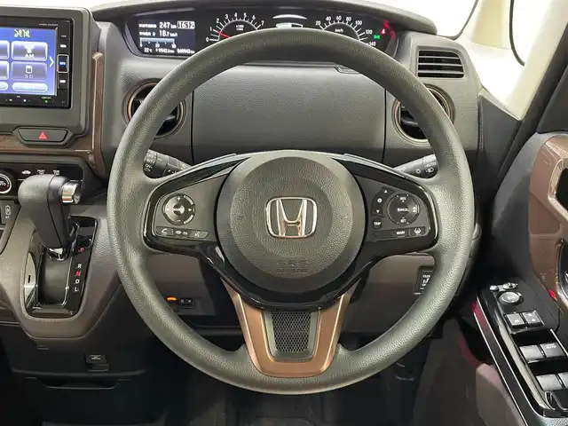 ホンダ Ｎ ＢＯＸ G･L ホンダセンシング カッパーブラウンスタイル 長崎県 2019(平31)年 5万km 白Ⅱ 純正7インチナビ　（VXM-194VFi）/・フルセグTV　CD/DVD/SD/iPod/Bluetooth/ホンダセンシング/・衝突軽減ブレーキ/・誤発進抑制機能/・車線逸脱抑制機能/・アダプティブクルーズコントロール/バックカメラ/ステアリングスイッチ/両側パワースライドドア/プッシュスタート/オートハイビーム/ECONスイッチ/ETC/全席専用シートカバー/純正フロアマット/取扱説明書/保証書