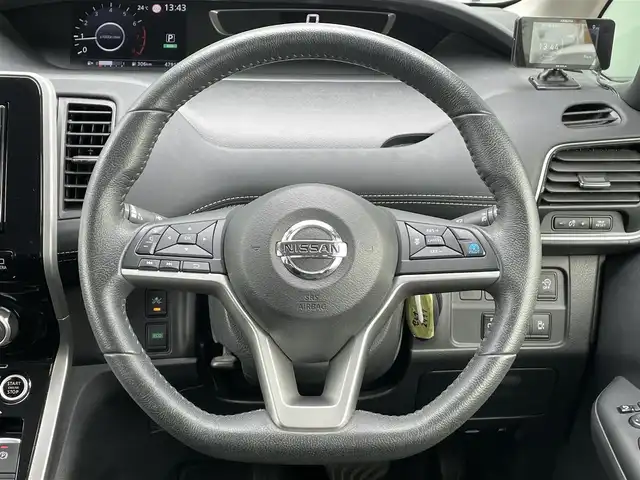 日産 セレナ ハイウェイスターVセレクションⅡ 香川県 2019(平31)年 4.8万km ブリリアントホワイトパール 登録時走行距離：47918km/カロッツェリア8型ナビ/　CD DVD BT フルセグTV/全方位カメラ/カロッツェリア10.2型フリップダウンモニター（TVM-FW1030）/両側パワースライドドア/エマージェンシーブレーキ/レーンキープアシスト/レーダークルーズコントロール/アイドリングストップ/横滑り防止装置/オートホールド機能付き電子パーキングブレーキ/デジタルインナーミラー/前後ドライブレコーダー/ビルトインETC/ロールサンシェード/ISOFU/IX/プッシュスタート/スマートキー/スペアキー