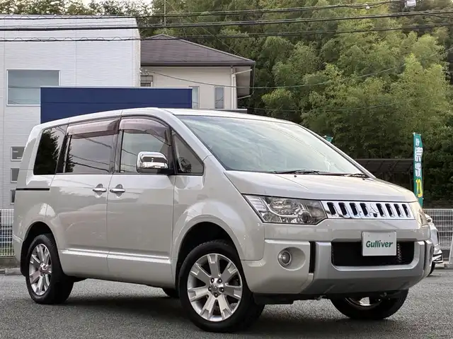 三菱 デリカＤ：５ G－Premium 熊本県 2008(平20)年 8.4万km ウォームホワイトパール 4WD/純正HDDナビ/【ワンセグ（外部入力）/CD/DVD/ラジオ】/フロント/サイド/バックカメラ/両側パワースライドドア/純正フリップダウンモニター/パワーバックドア/クルーズコントロール/パドルシフト/前席シートヒーター/純正18インチAW/ビルトインETC/オートライト/フォグランプ/純正フロアマット/純正ドアバイザー/革巻きステアリング/ステアリングスイッチ/横滑り防止機能/保証書/取扱説明書
