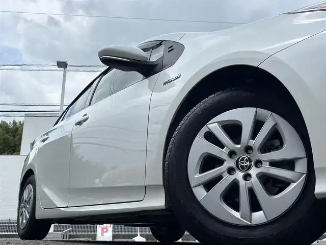 トヨタ プリウス S 熊本県 2016(平28)年 9.6万km ホワイトパールクリスタルシャイン 純正ナビ（DSZT-YC4T）/【フルセグ/CD/DVD/Bluetooth/ラジオ】/バックカメラ/ドライブレコーダー（DRT-H64R）/トヨタセーフティセンス/レーダークルーズコントローrル/プリクラッシュセーフティ/レーンディパーチャーアラート/ふらつき検知機能/横滑り防止機能/純正15インチAW/オートライト/オートハイビーム/フォグランプ/LEDヘッドライト/純正フロアマット/純正ドアバイザー/ISOFIX/革巻きステアリング/ステアリングスイッチ/保証書/取扱説明書