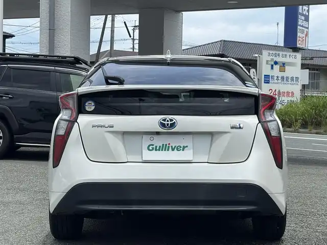 トヨタ プリウス S 熊本県 2016(平28)年 9.6万km ホワイトパールクリスタルシャイン 純正ナビ（DSZT-YC4T）/【フルセグ/CD/DVD/Bluetooth/ラジオ】/バックカメラ/ドライブレコーダー（DRT-H64R）/トヨタセーフティセンス/レーダークルーズコントローrル/プリクラッシュセーフティ/レーンディパーチャーアラート/ふらつき検知機能/横滑り防止機能/純正15インチAW/オートライト/オートハイビーム/フォグランプ/LEDヘッドライト/純正フロアマット/純正ドアバイザー/ISOFIX/革巻きステアリング/ステアリングスイッチ/保証書/取扱説明書