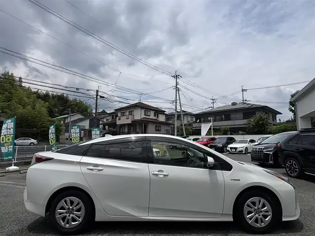 トヨタ プリウス S 熊本県 2016(平28)年 9.6万km ホワイトパールクリスタルシャイン 純正ナビ（DSZT-YC4T）/【フルセグ/CD/DVD/Bluetooth/ラジオ】/バックカメラ/ドライブレコーダー（DRT-H64R）/トヨタセーフティセンス/レーダークルーズコントローrル/プリクラッシュセーフティ/レーンディパーチャーアラート/ふらつき検知機能/横滑り防止機能/純正15インチAW/オートライト/オートハイビーム/フォグランプ/LEDヘッドライト/純正フロアマット/純正ドアバイザー/ISOFIX/革巻きステアリング/ステアリングスイッチ/保証書/取扱説明書