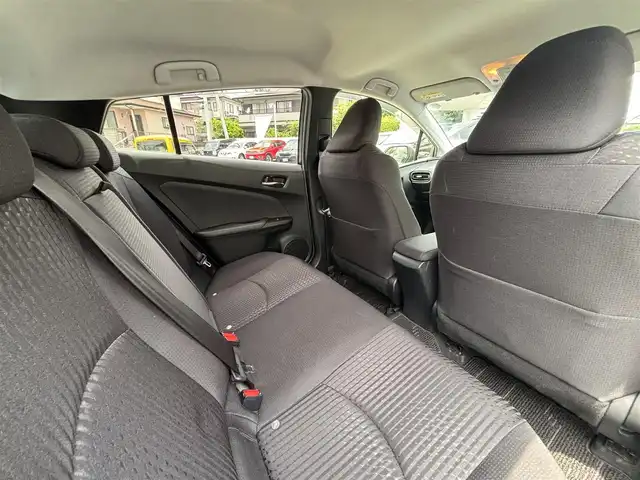 トヨタ プリウス S 熊本県 2016(平28)年 9.6万km ホワイトパールクリスタルシャイン 純正ナビ（DSZT-YC4T）/【フルセグ/CD/DVD/Bluetooth/ラジオ】/バックカメラ/ドライブレコーダー（DRT-H64R）/トヨタセーフティセンス/レーダークルーズコントローrル/プリクラッシュセーフティ/レーンディパーチャーアラート/ふらつき検知機能/横滑り防止機能/純正15インチAW/オートライト/オートハイビーム/フォグランプ/LEDヘッドライト/純正フロアマット/純正ドアバイザー/ISOFIX/革巻きステアリング/ステアリングスイッチ/保証書/取扱説明書