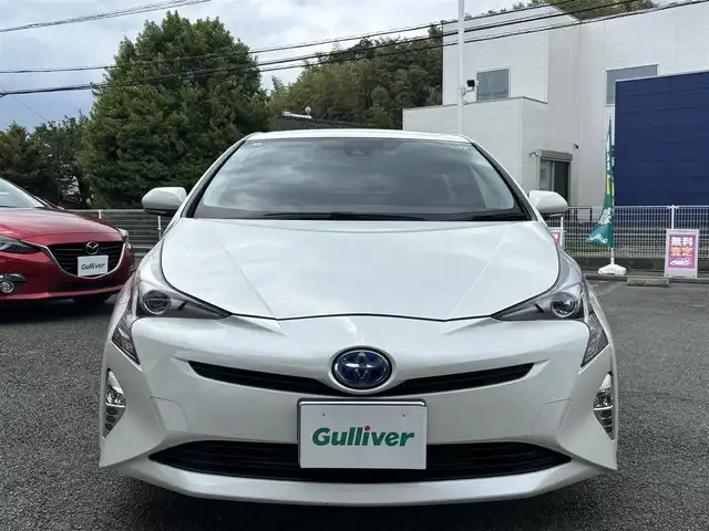 トヨタ プリウス S 熊本県 2016(平28)年 9.6万km ホワイトパールクリスタルシャイン 純正ナビ（DSZT-YC4T）/【フルセグ/CD/DVD/Bluetooth/ラジオ】/バックカメラ/ドライブレコーダー（DRT-H64R）/トヨタセーフティセンス/レーダークルーズコントローrル/プリクラッシュセーフティ/レーンディパーチャーアラート/ふらつき検知機能/横滑り防止機能/純正15インチAW/オートライト/オートハイビーム/フォグランプ/LEDヘッドライト/純正フロアマット/純正ドアバイザー/ISOFIX/革巻きステアリング/ステアリングスイッチ/保証書/取扱説明書
