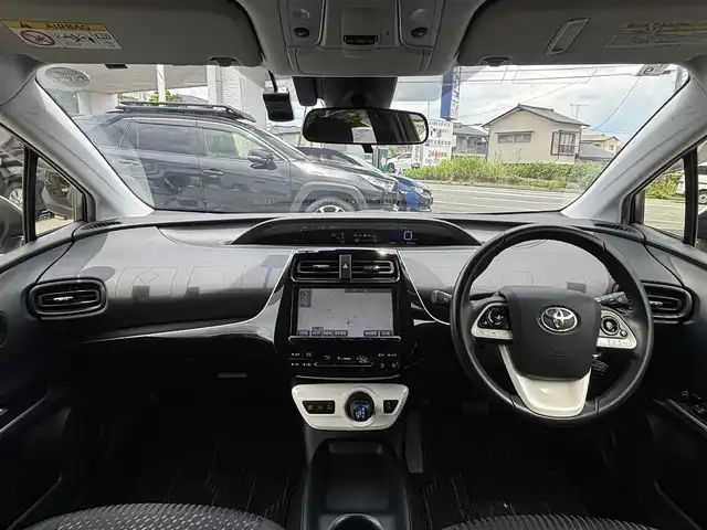 トヨタ プリウス S 熊本県 2016(平28)年 9.6万km ホワイトパールクリスタルシャイン 純正ナビ（DSZT-YC4T）/【フルセグ/CD/DVD/Bluetooth/ラジオ】/バックカメラ/ドライブレコーダー（DRT-H64R）/トヨタセーフティセンス/レーダークルーズコントローrル/プリクラッシュセーフティ/レーンディパーチャーアラート/ふらつき検知機能/横滑り防止機能/純正15インチAW/オートライト/オートハイビーム/フォグランプ/LEDヘッドライト/純正フロアマット/純正ドアバイザー/ISOFIX/革巻きステアリング/ステアリングスイッチ/保証書/取扱説明書