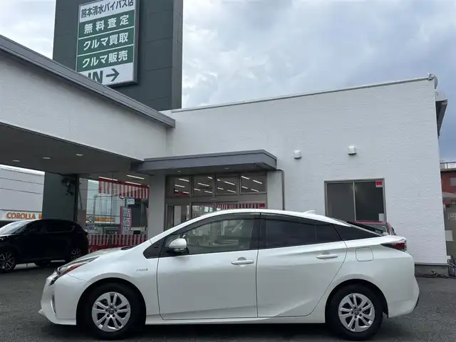 トヨタ プリウス S 熊本県 2016(平28)年 9.6万km ホワイトパールクリスタルシャイン 純正ナビ（DSZT-YC4T）/【フルセグ/CD/DVD/Bluetooth/ラジオ】/バックカメラ/ドライブレコーダー（DRT-H64R）/トヨタセーフティセンス/レーダークルーズコントローrル/プリクラッシュセーフティ/レーンディパーチャーアラート/ふらつき検知機能/横滑り防止機能/純正15インチAW/オートライト/オートハイビーム/フォグランプ/LEDヘッドライト/純正フロアマット/純正ドアバイザー/ISOFIX/革巻きステアリング/ステアリングスイッチ/保証書/取扱説明書
