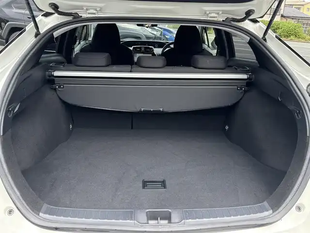 トヨタ プリウス S 熊本県 2016(平28)年 9.6万km ホワイトパールクリスタルシャイン 純正ナビ（DSZT-YC4T）/【フルセグ/CD/DVD/Bluetooth/ラジオ】/バックカメラ/ドライブレコーダー（DRT-H64R）/トヨタセーフティセンス/レーダークルーズコントローrル/プリクラッシュセーフティ/レーンディパーチャーアラート/ふらつき検知機能/横滑り防止機能/純正15インチAW/オートライト/オートハイビーム/フォグランプ/LEDヘッドライト/純正フロアマット/純正ドアバイザー/ISOFIX/革巻きステアリング/ステアリングスイッチ/保証書/取扱説明書