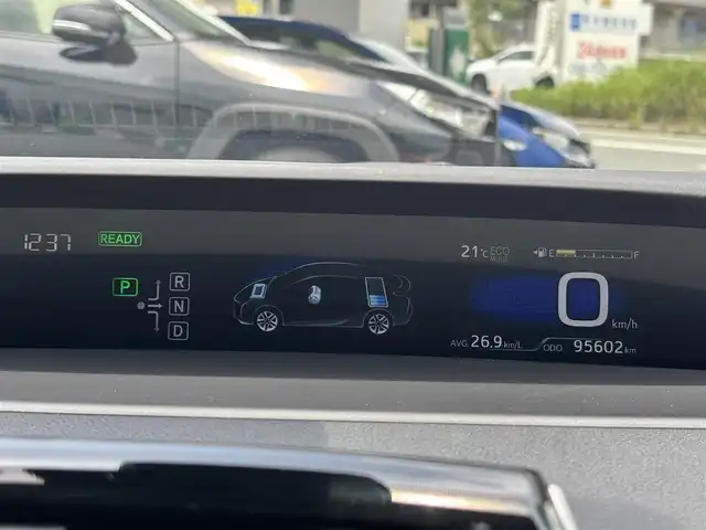 トヨタ プリウス S 熊本県 2016(平28)年 9.6万km ホワイトパールクリスタルシャイン 純正ナビ（DSZT-YC4T）/【フルセグ/CD/DVD/Bluetooth/ラジオ】/バックカメラ/ドライブレコーダー（DRT-H64R）/トヨタセーフティセンス/レーダークルーズコントローrル/プリクラッシュセーフティ/レーンディパーチャーアラート/ふらつき検知機能/横滑り防止機能/純正15インチAW/オートライト/オートハイビーム/フォグランプ/LEDヘッドライト/純正フロアマット/純正ドアバイザー/ISOFIX/革巻きステアリング/ステアリングスイッチ/保証書/取扱説明書