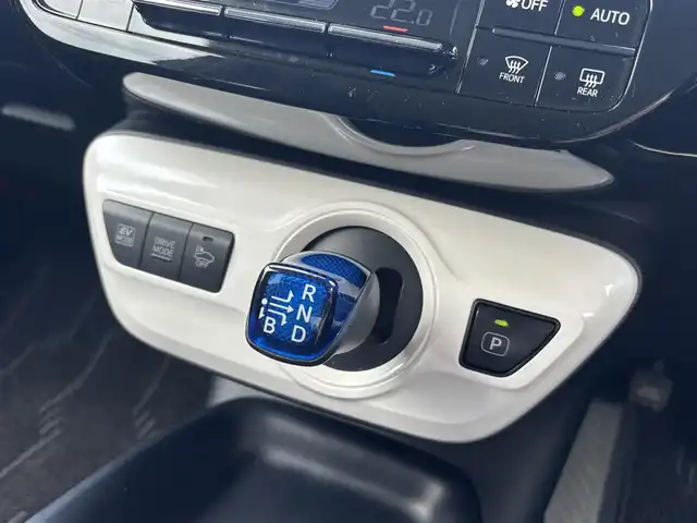 トヨタ プリウス S 熊本県 2016(平28)年 9.6万km ホワイトパールクリスタルシャイン 純正ナビ（DSZT-YC4T）/【フルセグ/CD/DVD/Bluetooth/ラジオ】/バックカメラ/ドライブレコーダー（DRT-H64R）/トヨタセーフティセンス/レーダークルーズコントローrル/プリクラッシュセーフティ/レーンディパーチャーアラート/ふらつき検知機能/横滑り防止機能/純正15インチAW/オートライト/オートハイビーム/フォグランプ/LEDヘッドライト/純正フロアマット/純正ドアバイザー/ISOFIX/革巻きステアリング/ステアリングスイッチ/保証書/取扱説明書
