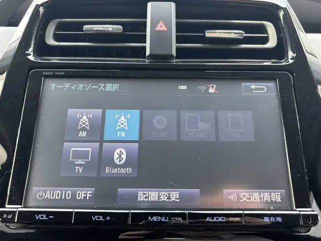 トヨタ プリウス S 熊本県 2016(平28)年 9.6万km ホワイトパールクリスタルシャイン 純正ナビ（DSZT-YC4T）/【フルセグ/CD/DVD/Bluetooth/ラジオ】/バックカメラ/ドライブレコーダー（DRT-H64R）/トヨタセーフティセンス/レーダークルーズコントローrル/プリクラッシュセーフティ/レーンディパーチャーアラート/ふらつき検知機能/横滑り防止機能/純正15インチAW/オートライト/オートハイビーム/フォグランプ/LEDヘッドライト/純正フロアマット/純正ドアバイザー/ISOFIX/革巻きステアリング/ステアリングスイッチ/保証書/取扱説明書
