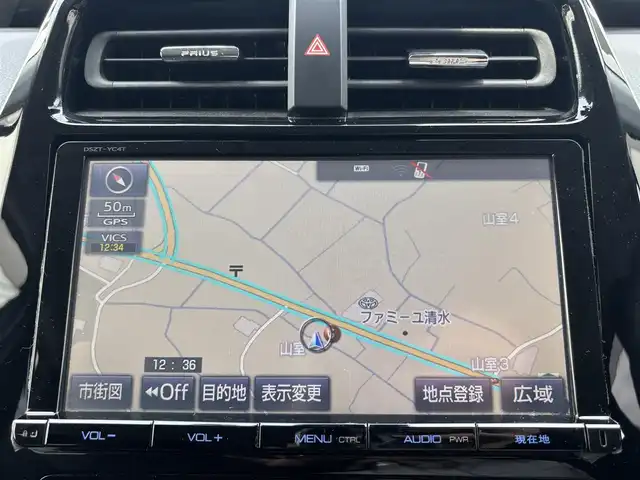 トヨタ プリウス S 熊本県 2016(平28)年 9.6万km ホワイトパールクリスタルシャイン 純正ナビ（DSZT-YC4T）/【フルセグ/CD/DVD/Bluetooth/ラジオ】/バックカメラ/ドライブレコーダー（DRT-H64R）/トヨタセーフティセンス/レーダークルーズコントローrル/プリクラッシュセーフティ/レーンディパーチャーアラート/ふらつき検知機能/横滑り防止機能/純正15インチAW/オートライト/オートハイビーム/フォグランプ/LEDヘッドライト/純正フロアマット/純正ドアバイザー/ISOFIX/革巻きステアリング/ステアリングスイッチ/保証書/取扱説明書