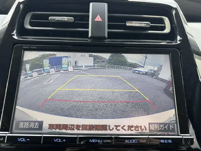 トヨタ プリウス S 熊本県 2016(平28)年 9.6万km ホワイトパールクリスタルシャイン 純正ナビ（DSZT-YC4T）/【フルセグ/CD/DVD/Bluetooth/ラジオ】/バックカメラ/ドライブレコーダー（DRT-H64R）/トヨタセーフティセンス/レーダークルーズコントローrル/プリクラッシュセーフティ/レーンディパーチャーアラート/ふらつき検知機能/横滑り防止機能/純正15インチAW/オートライト/オートハイビーム/フォグランプ/LEDヘッドライト/純正フロアマット/純正ドアバイザー/ISOFIX/革巻きステアリング/ステアリングスイッチ/保証書/取扱説明書