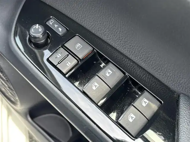 トヨタ プリウス S 熊本県 2016(平28)年 9.6万km ホワイトパールクリスタルシャイン 純正ナビ（DSZT-YC4T）/【フルセグ/CD/DVD/Bluetooth/ラジオ】/バックカメラ/ドライブレコーダー（DRT-H64R）/トヨタセーフティセンス/レーダークルーズコントローrル/プリクラッシュセーフティ/レーンディパーチャーアラート/ふらつき検知機能/横滑り防止機能/純正15インチAW/オートライト/オートハイビーム/フォグランプ/LEDヘッドライト/純正フロアマット/純正ドアバイザー/ISOFIX/革巻きステアリング/ステアリングスイッチ/保証書/取扱説明書