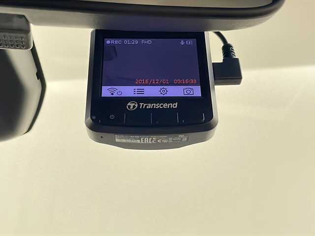 ホンダ フィット ハイブリット Lパッケージ 埼玉県 2017(平29)年 7.3万km プレミアムホワイトパールⅡ 純正９インチナビ　/バックカメラ　/ドライブレコーダー　/ＥＴＣ　/スタッドレスタイヤ積載　/衝突軽減ブレーキ　/クルーズコントロール　/Ａｐｐｌｅｃａｒｐｌａｙ　/フルセグＴＶ　/オートライト　/ハーフレザーシート