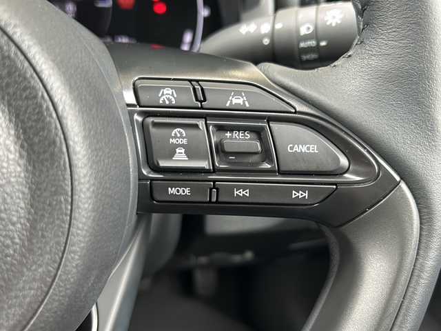 トヨタ ヤリスクロス ハイブリッド Z 静岡県 2024(令6)年 1.7万km ブラックマイカ 純正ナビ/・FM/AM/・フルセグTV/・Bluetooth/・USB/・Miracast/・HDMI/主要装備/・全方位カメラ/・ＥＴＣ/・シートヒーター/・ステアリングヒーター/・パーキングアシスト/・ＥＴＣ２．０/・オートハイビーム/・パワーバックドア/・横滑り防止装置/・サイドカーテンエアバッグ/・ＬＥＤヘッドライト/・クリアランスソナー/・プリクラッシュセーフティ