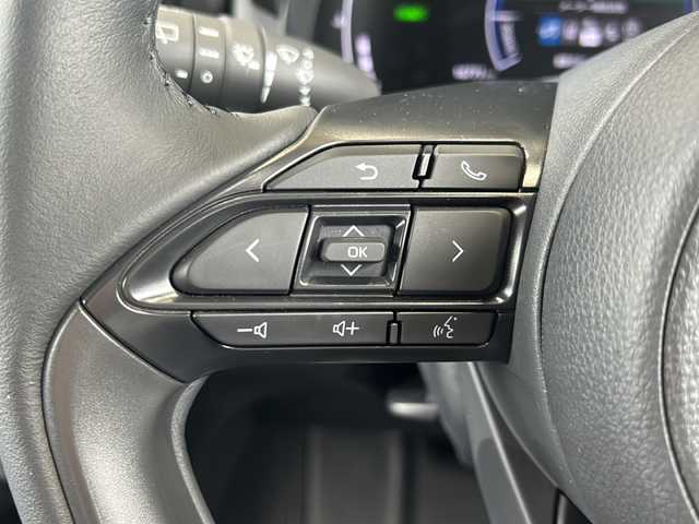 トヨタ ヤリスクロス ハイブリッド Z 静岡県 2024(令6)年 1.7万km ブラックマイカ 純正ナビ/・FM/AM/・フルセグTV/・Bluetooth/・USB/・Miracast/・HDMI/主要装備/・全方位カメラ/・ＥＴＣ/・シートヒーター/・ステアリングヒーター/・パーキングアシスト/・ＥＴＣ２．０/・オートハイビーム/・パワーバックドア/・横滑り防止装置/・サイドカーテンエアバッグ/・ＬＥＤヘッドライト/・クリアランスソナー/・プリクラッシュセーフティ