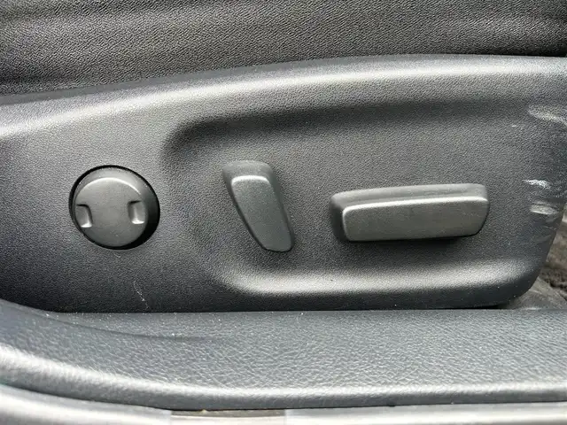 トヨタ クラウン ハイブリッド 静岡県 2015(平27)年 14.6万km ブラック 純正HDDナビ/（FM/AM/Bluetooth/CD）/フルセグTV/テレビキャンセラー/ブラックファブリックシート/前席パワーシート/前後ドラレコ/革巻きハンドル/ハンドルヒーター/フォグランプ/トランクイージークローザー/デュアルエアコン/純正ブラックスパッタリング塗装18AW/プッシュスタート/スマートキー