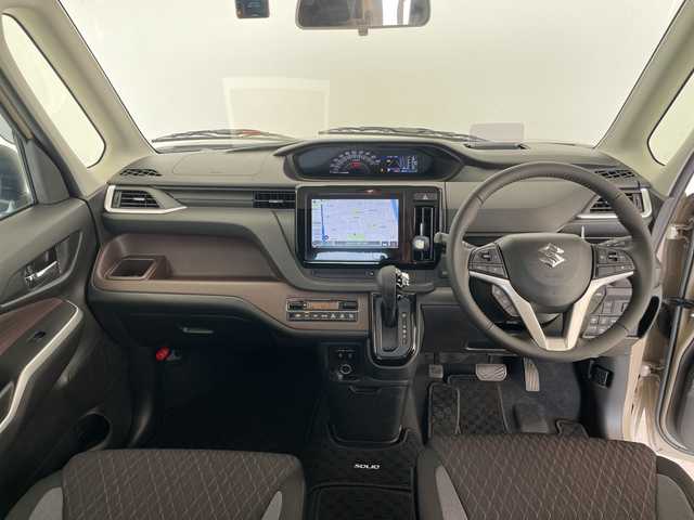 スズキ ソリオ バンディット HV MV 愛知県 2025(令7)年 0.5万km キャラバンアイボリーパールM / ガンメタリック2トーン 純正9型ディスプレイオーディオナビ/全方位カメラ/両側パワースライドドア/レーダークルーズコントロール/シートヒーター/バックカメラ/ヘッドアップディスプレイ/コーナーセンサー/純正アルミホイール/ETC2.0/LEDヘッドライト/オートマチックハイビーム/ドライブレコーダー/衝突軽減システム/フルセグ/CD DVD/Bluetooth/ステアリングスイッチ/スマートキー/プッシュスタート