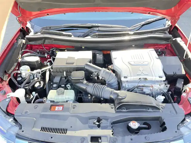 三菱 アウトランダー ＰＨＥＶ G セーフティパッケージ 群馬県 2016(平28)年 8万km レッドメタリック 純正ＳＤナビ　/バックカメラ　/フルセグ　/充電ケーブル　/黒ハーフレザーシート　/１００Ｖ充電　/前席シートヒーター　/Ｄ席パワーシート　/ステアリングヒーター　/アダプティブクルーズコントロール　/純正フロアマット/パワーステアリング/LEDヘッドライト