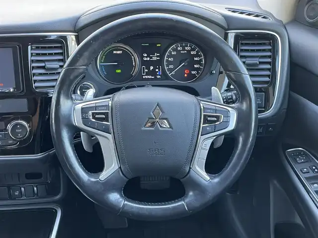 三菱 アウトランダー ＰＨＥＶ G セーフティパッケージ 群馬県 2016(平28)年 8万km レッドメタリック 純正ＳＤナビ　/バックカメラ　/フルセグ　/充電ケーブル　/黒ハーフレザーシート　/１００Ｖ充電　/前席シートヒーター　/Ｄ席パワーシート　/ステアリングヒーター　/アダプティブクルーズコントロール　/純正フロアマット/パワーステアリング/LEDヘッドライト