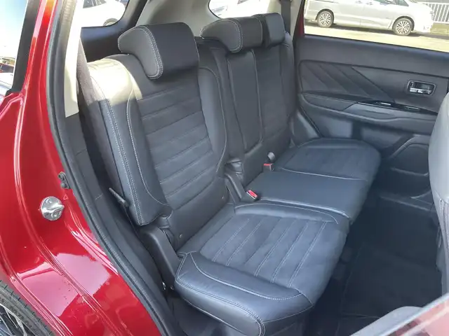 三菱 アウトランダー ＰＨＥＶ G セーフティパッケージ 群馬県 2016(平28)年 8万km レッドメタリック 純正ＳＤナビ　/バックカメラ　/フルセグ　/充電ケーブル　/黒ハーフレザーシート　/１００Ｖ充電　/前席シートヒーター　/Ｄ席パワーシート　/ステアリングヒーター　/アダプティブクルーズコントロール　/純正フロアマット/パワーステアリング/LEDヘッドライト