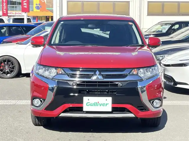 三菱 アウトランダー ＰＨＥＶ G セーフティパッケージ 群馬県 2016(平28)年 8万km レッドメタリック 純正ＳＤナビ　/バックカメラ　/フルセグ　/充電ケーブル　/黒ハーフレザーシート　/１００Ｖ充電　/前席シートヒーター　/Ｄ席パワーシート　/ステアリングヒーター　/アダプティブクルーズコントロール　/純正フロアマット/パワーステアリング/LEDヘッドライト