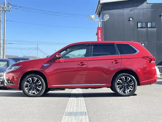 三菱 アウトランダー ＰＨＥＶ G セーフティパッケージ 群馬県 2016(平28)年 8万km レッドメタリック 純正ＳＤナビ　/バックカメラ　/フルセグ　/充電ケーブル　/黒ハーフレザーシート　/１００Ｖ充電　/前席シートヒーター　/Ｄ席パワーシート　/ステアリングヒーター　/アダプティブクルーズコントロール　/純正フロアマット/パワーステアリング/LEDヘッドライト