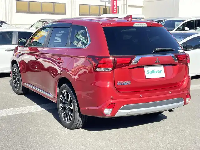 三菱 アウトランダー ＰＨＥＶ G セーフティパッケージ 群馬県 2016(平28)年 8万km レッドメタリック 純正ＳＤナビ　/バックカメラ　/フルセグ　/充電ケーブル　/黒ハーフレザーシート　/１００Ｖ充電　/前席シートヒーター　/Ｄ席パワーシート　/ステアリングヒーター　/アダプティブクルーズコントロール　/純正フロアマット/パワーステアリング/LEDヘッドライト