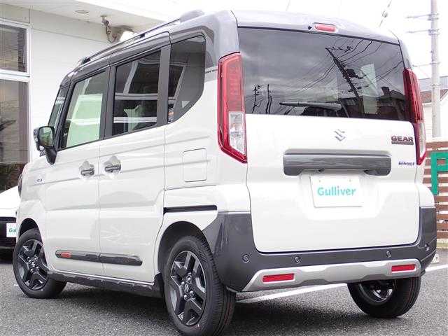 スズキ スペーシア ギア HYBRID XZ 千葉県 2025(令7)年 0.1千km ベージュⅡ 【届出済未使用車】/【ソフトベージュM/ガンM2トーン（FCS）】/純正9インチナビゲーション/・Apple CarPlay/android auto/・Bluetooth/AM/FM/フルセグTV/全方位カメラ/バックカメラ/ヘッドアップディスプレイ/両側パワースライドドア/前席シートヒーター/ステアリングヒーター/スズキセーフティサポート/・デュアルセンサーブレーキサポートII/・誤発進抑制機能/・車線逸脱警報/抑制/・ふらつき警告/・車線維持支援機能/・発進お知らせ機能/・ハイビームアシスト/・標識認識機能/・アダプティブクルーズコントロール/・パーキングセンサー/・低速時ブレーキサポート（前進・後進）/・後方誤発進抑制機能/プッシュスタート/スマートキー2本/アイドリングストップ/純正14インチAW/ウィンカーミラー/電動格納ミラー/取扱説明書/保証書/