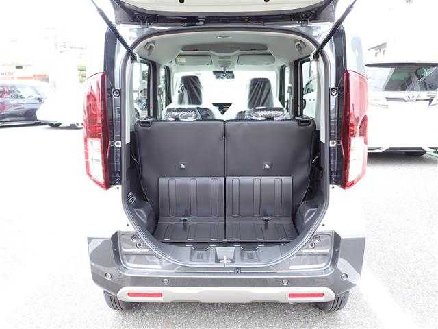 スズキ スペーシア ギア HYBRID XZ 千葉県 2025(令7)年 0.1千km ベージュⅡ 【届出済未使用車】/【ソフトベージュM/ガンM2トーン（FCS）】/純正9インチナビゲーション/・Apple CarPlay/android auto/・Bluetooth/AM/FM/フルセグTV/全方位カメラ/バックカメラ/ヘッドアップディスプレイ/両側パワースライドドア/前席シートヒーター/ステアリングヒーター/スズキセーフティサポート/・デュアルセンサーブレーキサポートII/・誤発進抑制機能/・車線逸脱警報/抑制/・ふらつき警告/・車線維持支援機能/・発進お知らせ機能/・ハイビームアシスト/・標識認識機能/・アダプティブクルーズコントロール/・パーキングセンサー/・低速時ブレーキサポート（前進・後進）/・後方誤発進抑制機能/プッシュスタート/スマートキー2本/アイドリングストップ/純正14インチAW/ウィンカーミラー/電動格納ミラー/取扱説明書/保証書/