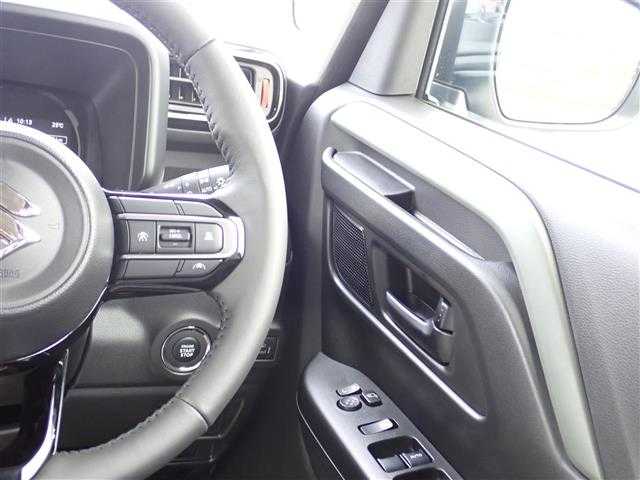 スズキ スペーシア ギア HYBRID XZ 千葉県 2025(令7)年 0.1千km ベージュⅡ 【届出済未使用車】/【ソフトベージュM/ガンM2トーン（FCS）】/純正9インチナビゲーション/・Apple CarPlay/android auto/・Bluetooth/AM/FM/フルセグTV/全方位カメラ/バックカメラ/ヘッドアップディスプレイ/両側パワースライドドア/前席シートヒーター/ステアリングヒーター/スズキセーフティサポート/・デュアルセンサーブレーキサポートII/・誤発進抑制機能/・車線逸脱警報/抑制/・ふらつき警告/・車線維持支援機能/・発進お知らせ機能/・ハイビームアシスト/・標識認識機能/・アダプティブクルーズコントロール/・パーキングセンサー/・低速時ブレーキサポート（前進・後進）/・後方誤発進抑制機能/プッシュスタート/スマートキー2本/アイドリングストップ/純正14インチAW/ウィンカーミラー/電動格納ミラー/取扱説明書/保証書/