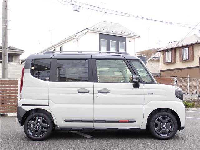 スズキ スペーシア ギア HYBRID XZ 千葉県 2025(令7)年 0.1千km ベージュⅡ 【届出済未使用車】/【ソフトベージュM/ガンM2トーン（FCS）】/純正9インチナビゲーション/・Apple CarPlay/android auto/・Bluetooth/AM/FM/フルセグTV/全方位カメラ/バックカメラ/ヘッドアップディスプレイ/両側パワースライドドア/前席シートヒーター/ステアリングヒーター/スズキセーフティサポート/・デュアルセンサーブレーキサポートII/・誤発進抑制機能/・車線逸脱警報/抑制/・ふらつき警告/・車線維持支援機能/・発進お知らせ機能/・ハイビームアシスト/・標識認識機能/・アダプティブクルーズコントロール/・パーキングセンサー/・低速時ブレーキサポート（前進・後進）/・後方誤発進抑制機能/プッシュスタート/スマートキー2本/アイドリングストップ/純正14インチAW/ウィンカーミラー/電動格納ミラー/取扱説明書/保証書/