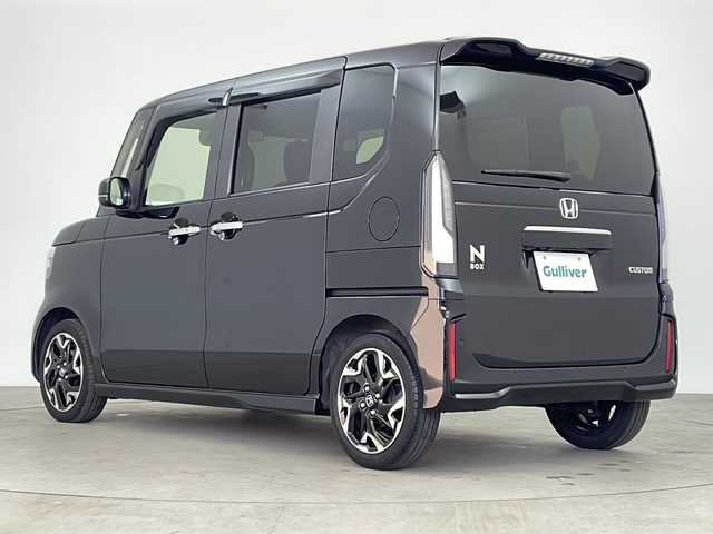 ホンダ Ｎ ＢＯＸ カスタム ターボ 鹿児島県 2023(令5)年 0.9万km クリスタルブラックパール 純正8型メモリナビ/(AM/FM/CD/DVD/Bluetooth)/ホンダセンシング/アダプティブクルーズコントロール/レーンキープアシスト/車線逸脱警報/衝突軽減ブレーキ/先行車発進告知/道路標識表示/オートマチックハイビーム/アイドリングストップ/両側パワースライドドア/パドルシフト/前席シートヒーター/ステアリングスイッチ/2列目サンシェード/バックカメラ/LEDヘッドライト/オートライト/ウィンカーミラー/電動ホールド/ブレーキホールド/フロアマット/プッシュスタート/スマートキー