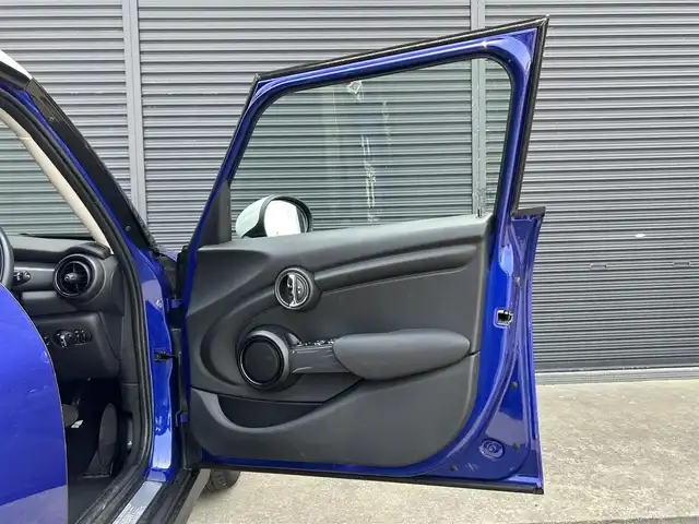 ＭＩＮＩ ミニ クーパー 茨城県 2019(平31)年 3.1万km 青Ｍ 中期型　/インテリジェントＳＦＴ　/コンフォートアクセス　/ＵＪテールランプ　/アンビエントライト　/ナビ　/ＢＴ　/ＵＳＢ　/バックカメラ　/リアＰＤＣ　/ＬＥＤヘッドライト　/オートライト　/ＥＴＣ　/アームレスト　/禁煙車